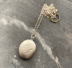 Vintage Silver Plated Oval Photo Locket Necklace Jewelry
