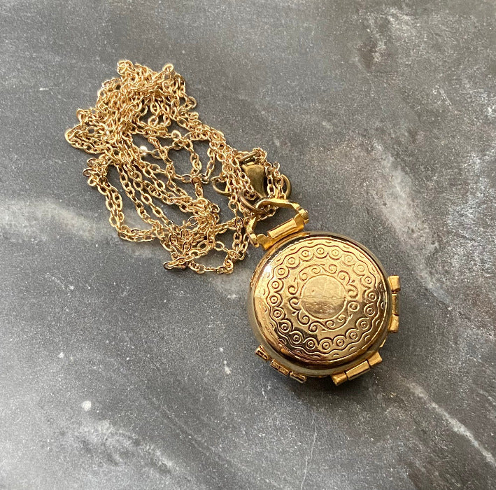 vintage round 1960's multi photo locket necklace