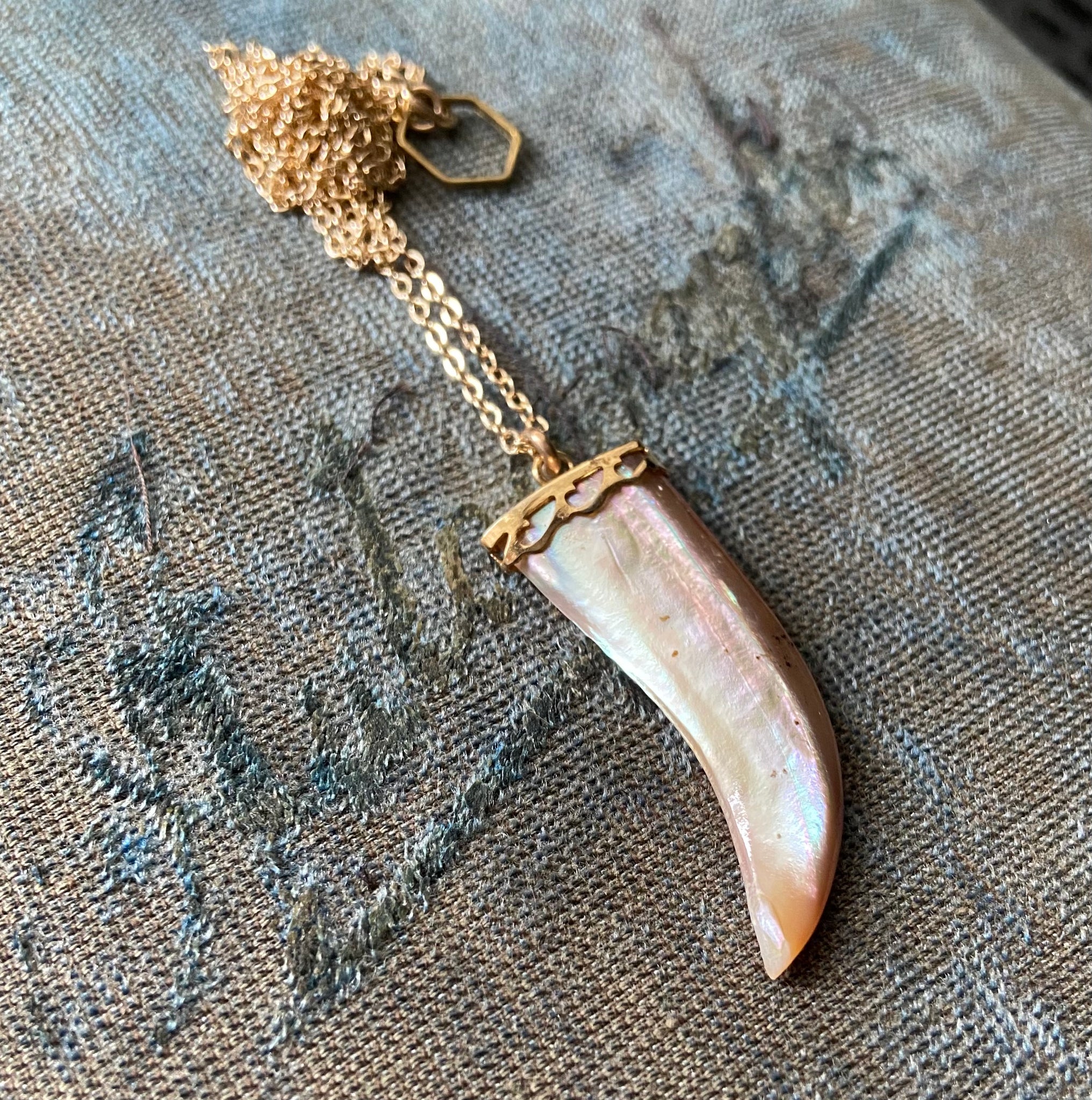 vintage shell faux claw charm pendant necklace