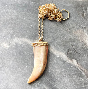 vintage shell faux claw charm pendant necklace