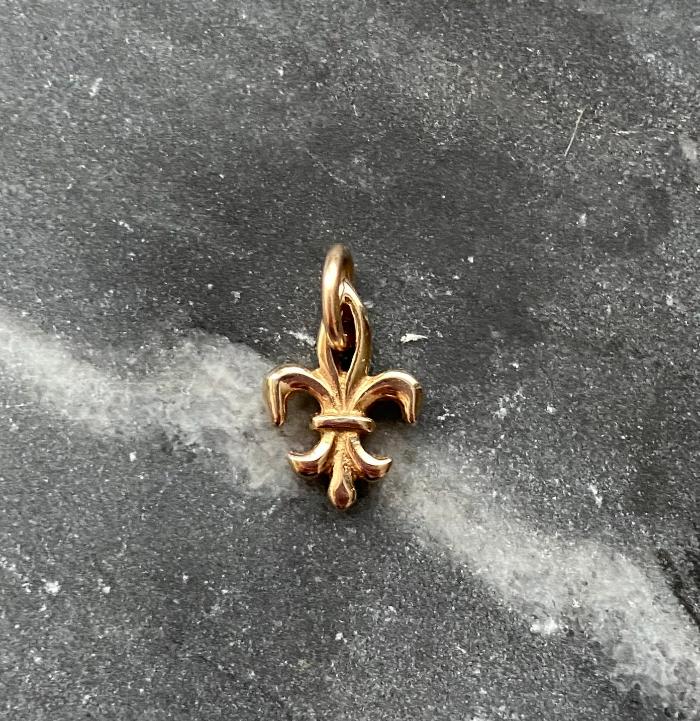 antiuque fleur de lis charm