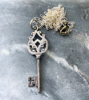 vintage silver key pendant necklace